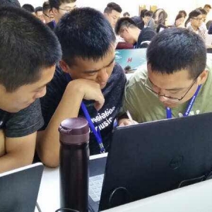 Java26李俊峰——课间积极讨论问题，学习氛围特别棒.jpg